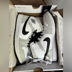 Wmns Air Jordan 1 Mid 'Grey Fog'